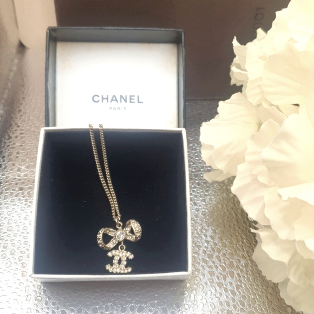 Auth🔥CHANEL Crystal Bow Necklace🌸W/ free COA /Chanel Box-EUC - Picture 12 of 15